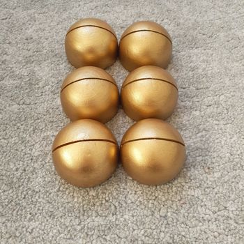 6 porte-numéros ou porte-cartes en bois doré.