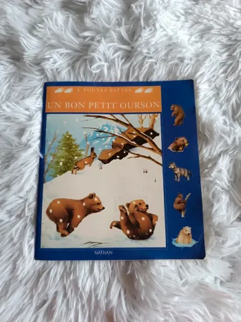Livre Un bon petit ourson _ A toutes pattes _ Nathan ( vintage 1999 )