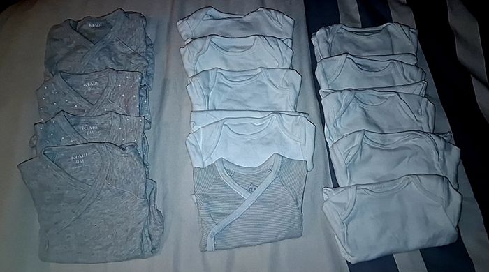 Lot bodies bébé naissance
