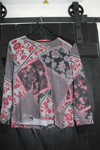 Pull fin noir, gris et rouge