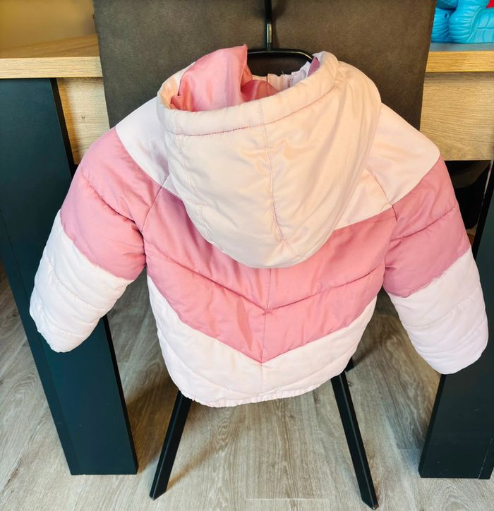 Doudoune Nike Just do it 🩷 Taille 2-3 ans - photo numéro 2