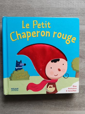 Livre une histoire a toucher le petit chaperon rouge