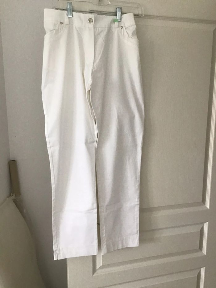 Pantalon blanc idéal pour l’été , taille petit 44 note 50  je liquide une partie du dressing
