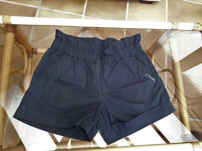 12 € Short noir O'neill