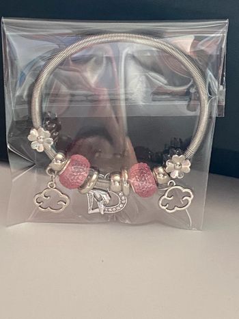 Idée cadeau Noël - Très joli bracelet avec breloques rose et argenté