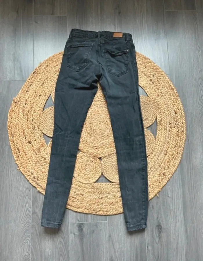 Jean noir Bershka taille 34 - photo numéro 2