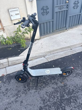 Trottinette neuf urbain gllide  100v et plus chargeur acheter il y a une semaine