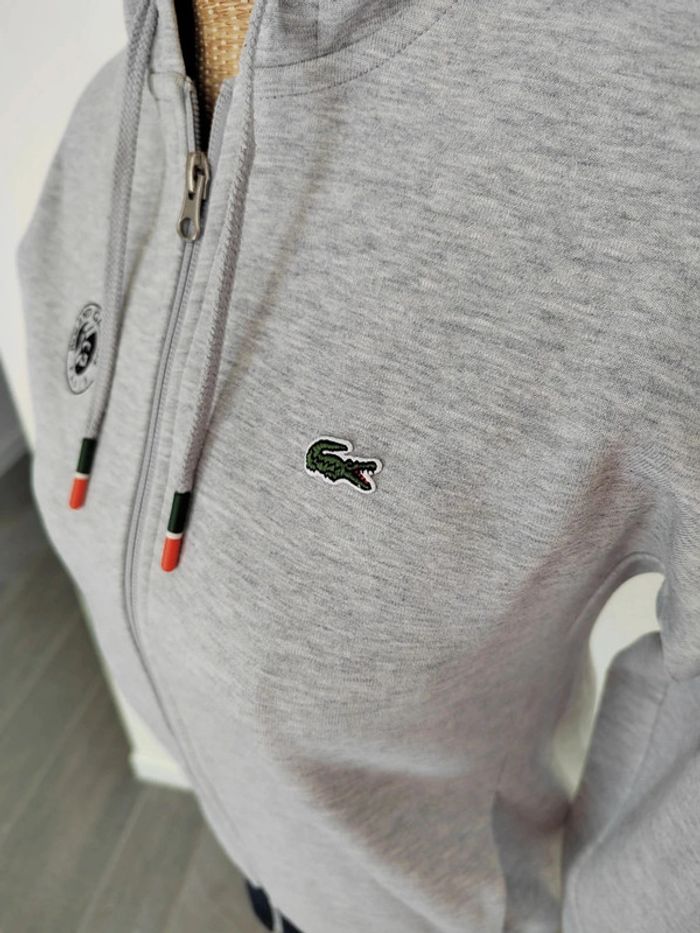 Sweat zippé avec capuche
Lacoste - Rolland Garros
Taille 34
Bleu marine et gris
Excellent état - photo numéro 2