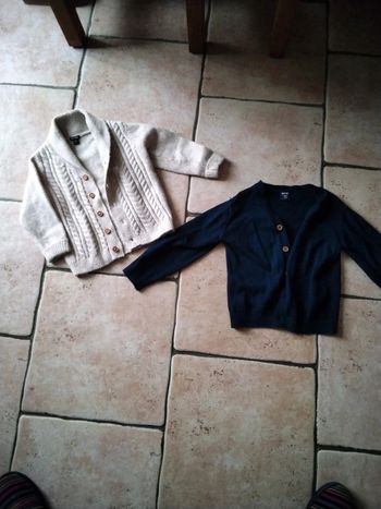 Lot de 2 gilets kiabi taille 18 et 24 mois