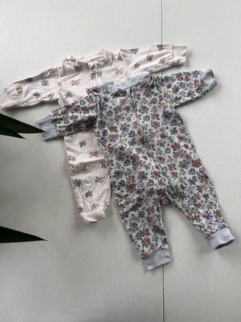 Lot de deux pyjamas H&M floral zip fermeture éclair taille 3 mois