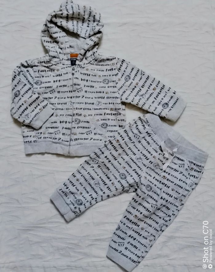 Kiabi ensemble veste capuche pull pantalon 12 mois