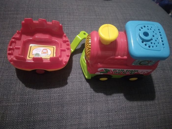 Tchoutchou bolide "Gabriel petit train de noel" avec accessoires en TBE  V-TECH - photo numéro 3