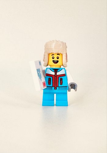 Lego Figurines saisonnières : Garçonnet (visage double expression) portant sa Lettre au Père Noël - NEUF
