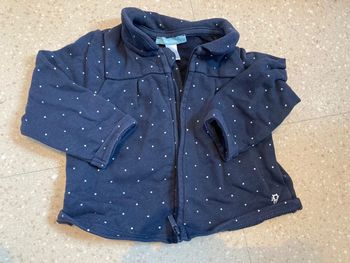 Gilet à petits pois blancs