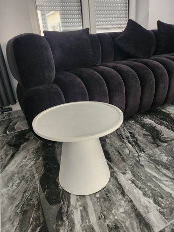 Table d'appoint blanche à forme cylindrique