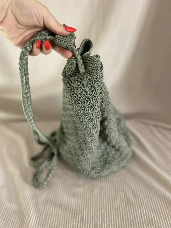 Sac à dos en crochet vert sauge