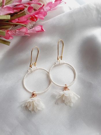 Boucles d'oreilles fantaisie pendentif fleur blanche