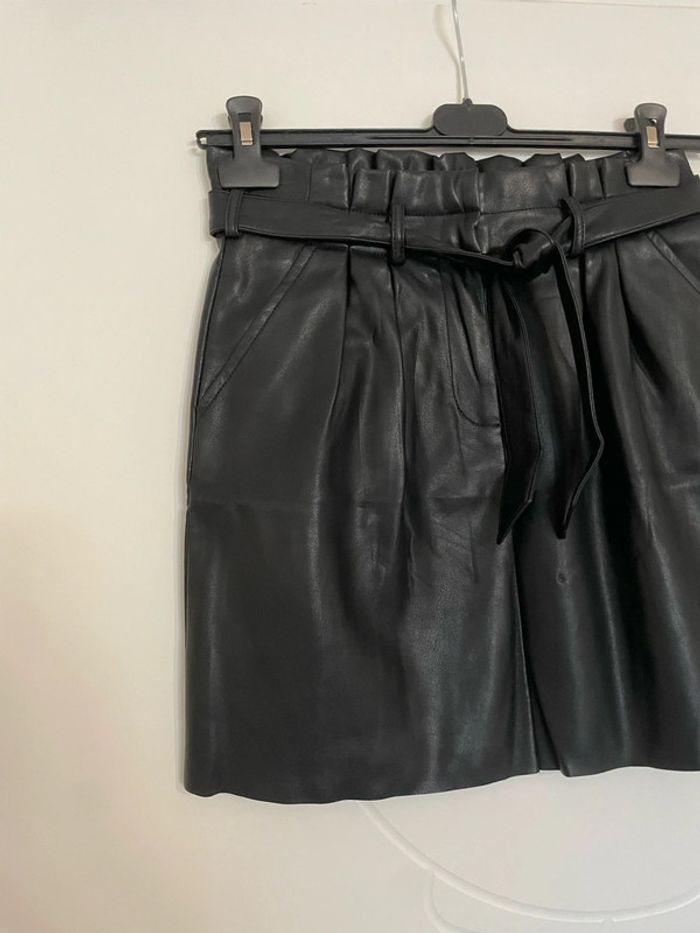 Jupe courte noir taille haute élastique en similicuir avec ceinture Etam taille 34 - photo numéro 2