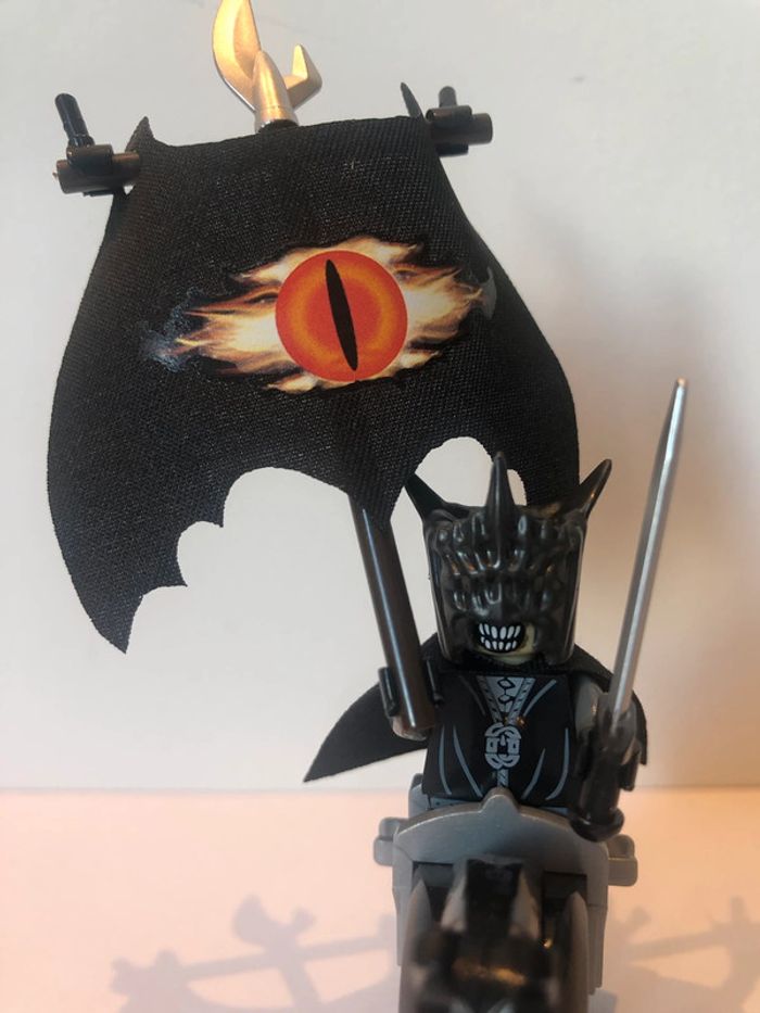 Figurine type lego la bouche de Sauron avec l’étendard.  le seigneur des anneaux/hobbit - photo numéro 2