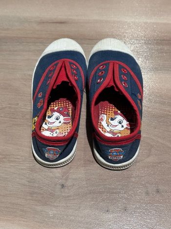 Paire de chaussures pat patrouille pointure 27  Très bon état  Pas de lacets, facile à enfiler 