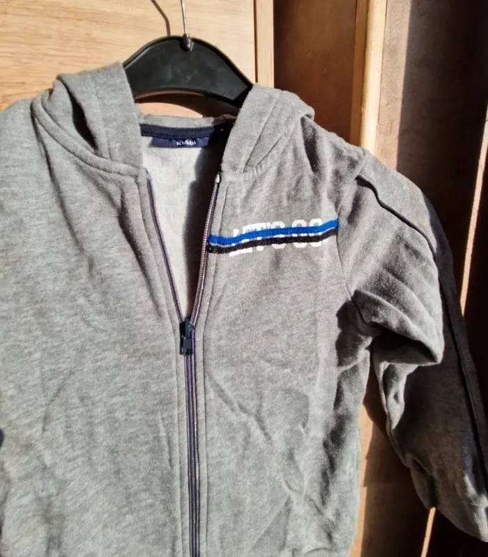 Gilet / veste gris zippé 8 ans - photo numéro 2