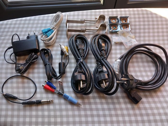 Lot de câbles, chargeurs, fixation
