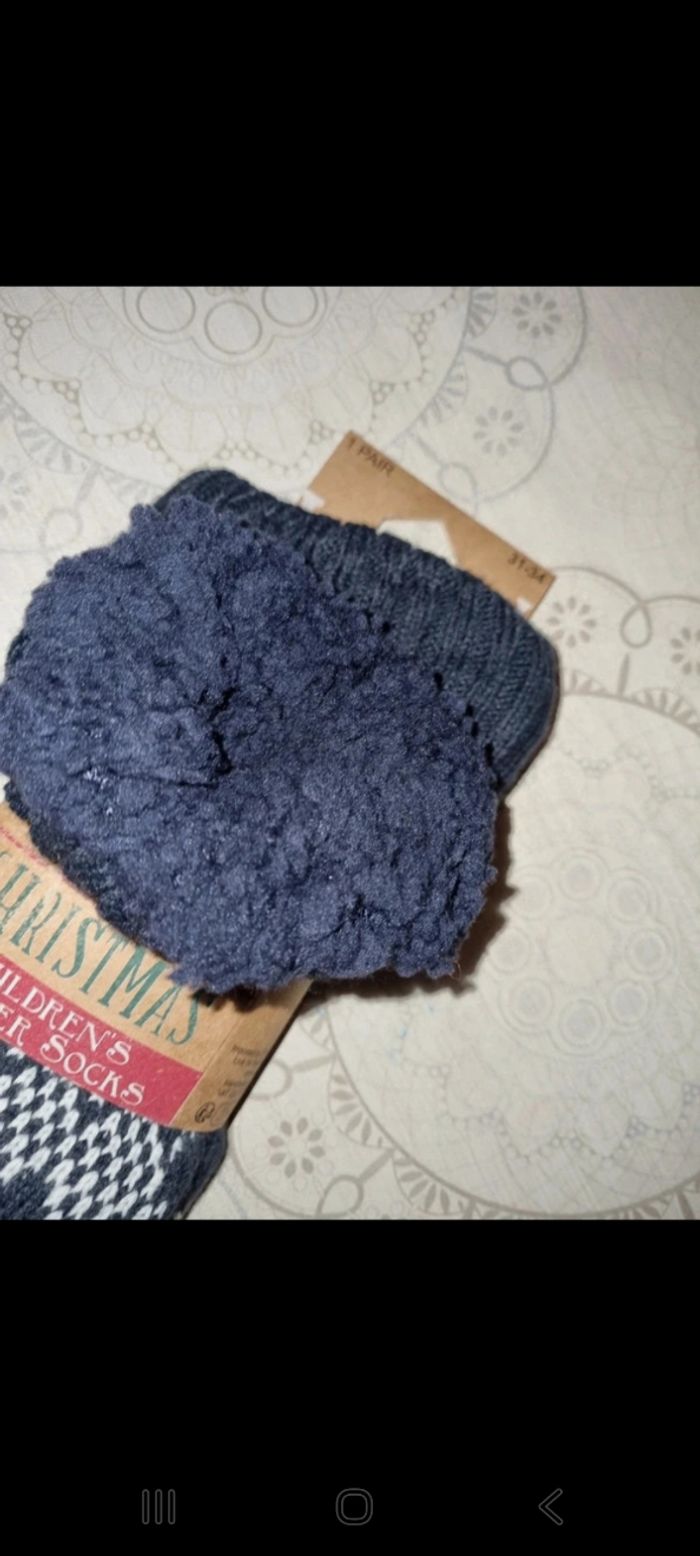 chaussons / chaussettes fourrées anti dérapants Taille 31 / 34 🎁  neuf  🎁 également dispo taille 27 / 30 🎁 garçon/fille - photo numéro 2