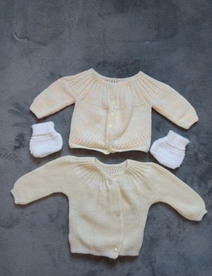 Lot brassière + gilet jaune naissance + chaussons