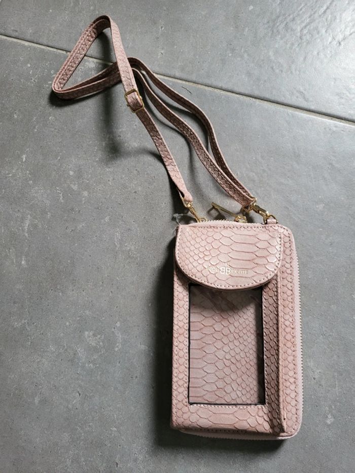 Pochette avec emplacement portable et porte carte très pratique pour emporté le minimum