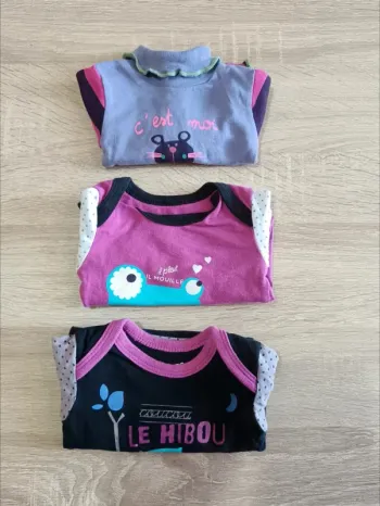 C44 Lot bodies petit béguin 3 mois