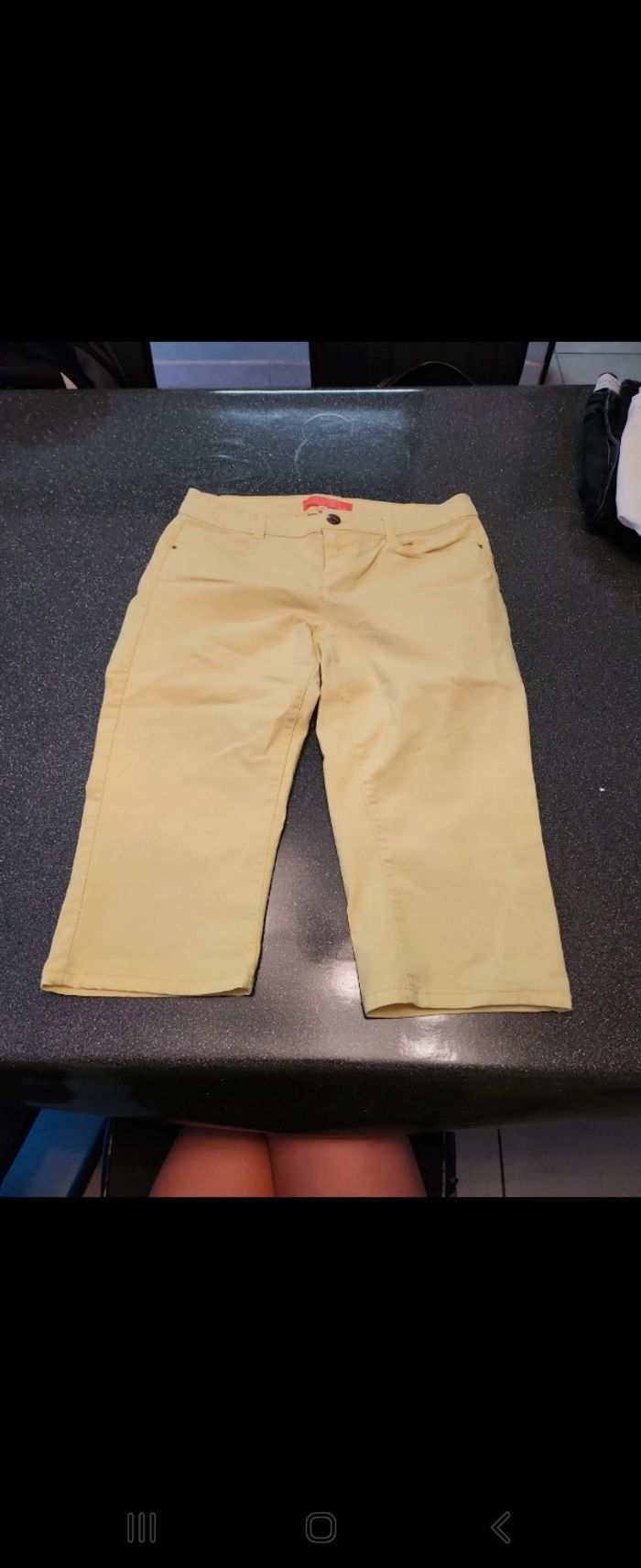 Pantalon court jaune Cache cache