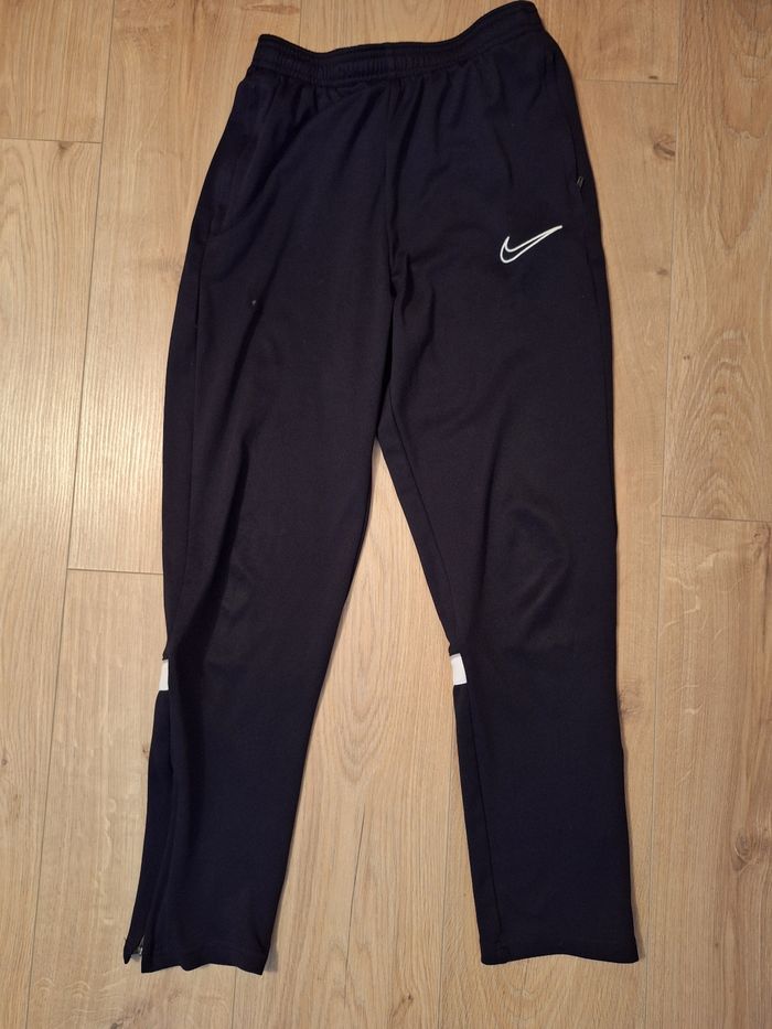 Survêtement de foot  Nike pantalon noir  2 poches à fermeture éclair 13 ans/158 cm