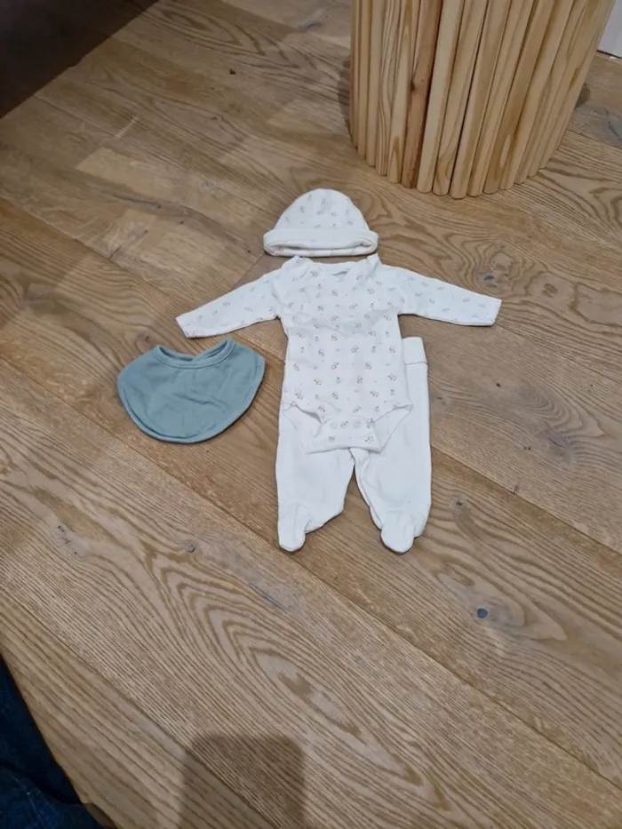Lot de vetemrnt bebe fille 1 mois hiver - photo numéro 3