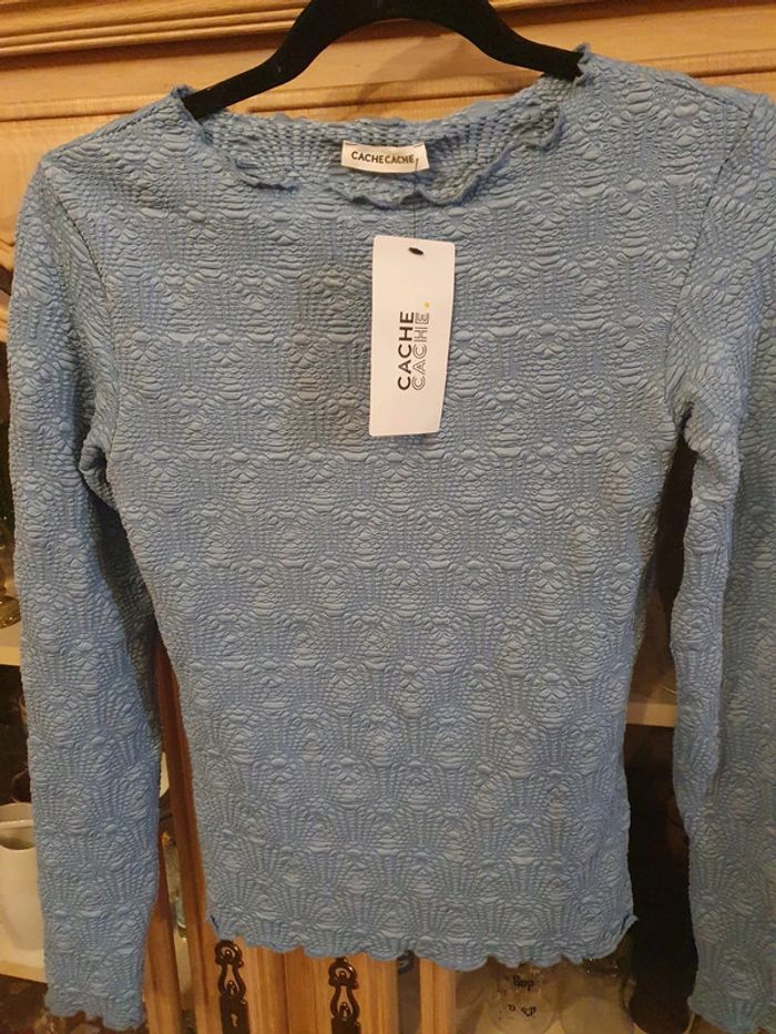 Très joli haut bleu cache cache en relief taille S - photo numéro 4