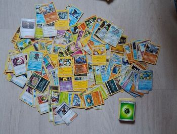 Lot 200 cartes Pokémon toutes séries, raretés, années et types.