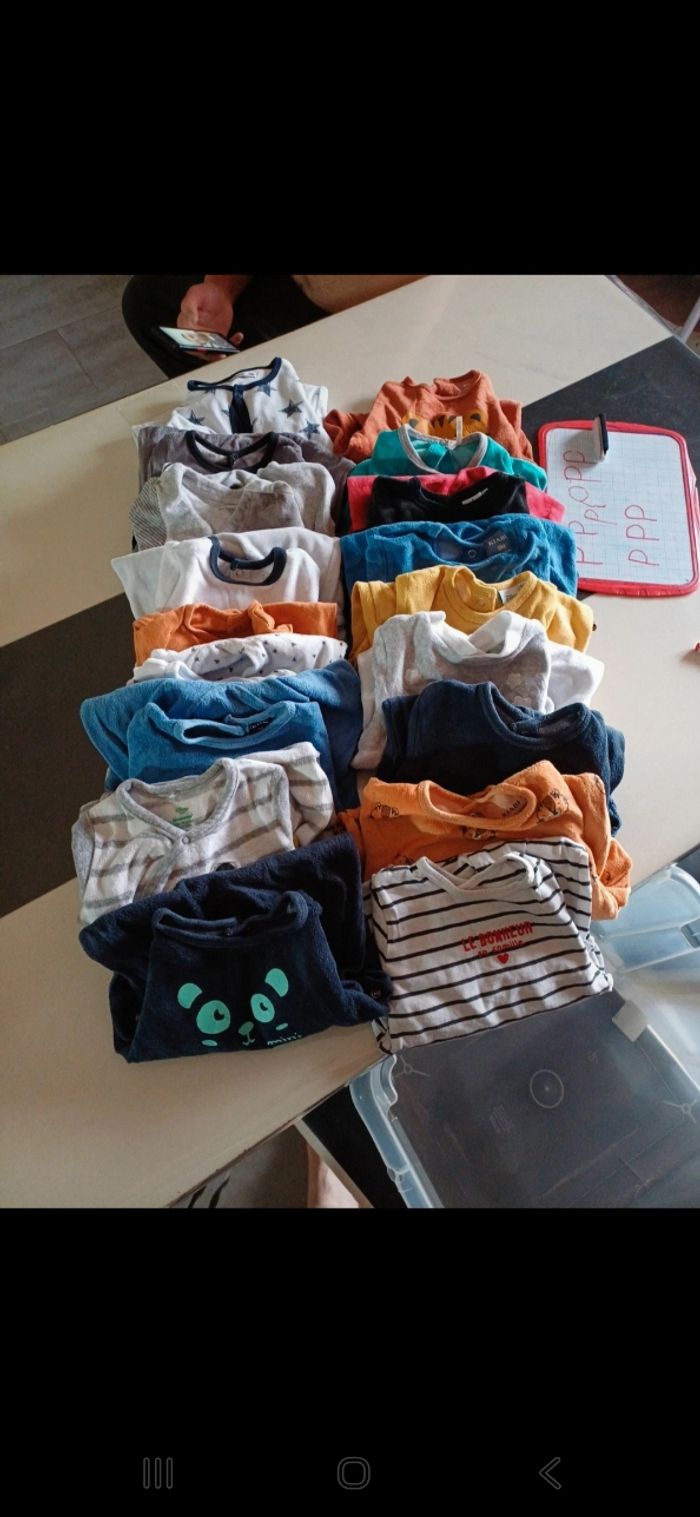 Lot pyjamas taille 9 mois