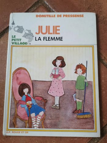 Julie. La Flemme. Le Petit village