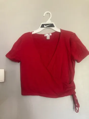 Top rouge croisé Streetwear Society – Taille L – décolleté en V, ajustable côté gauc