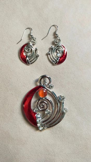 Parure pendentif + boucle d’oreille – Tourbillons rouge, orange et argenté avec strass