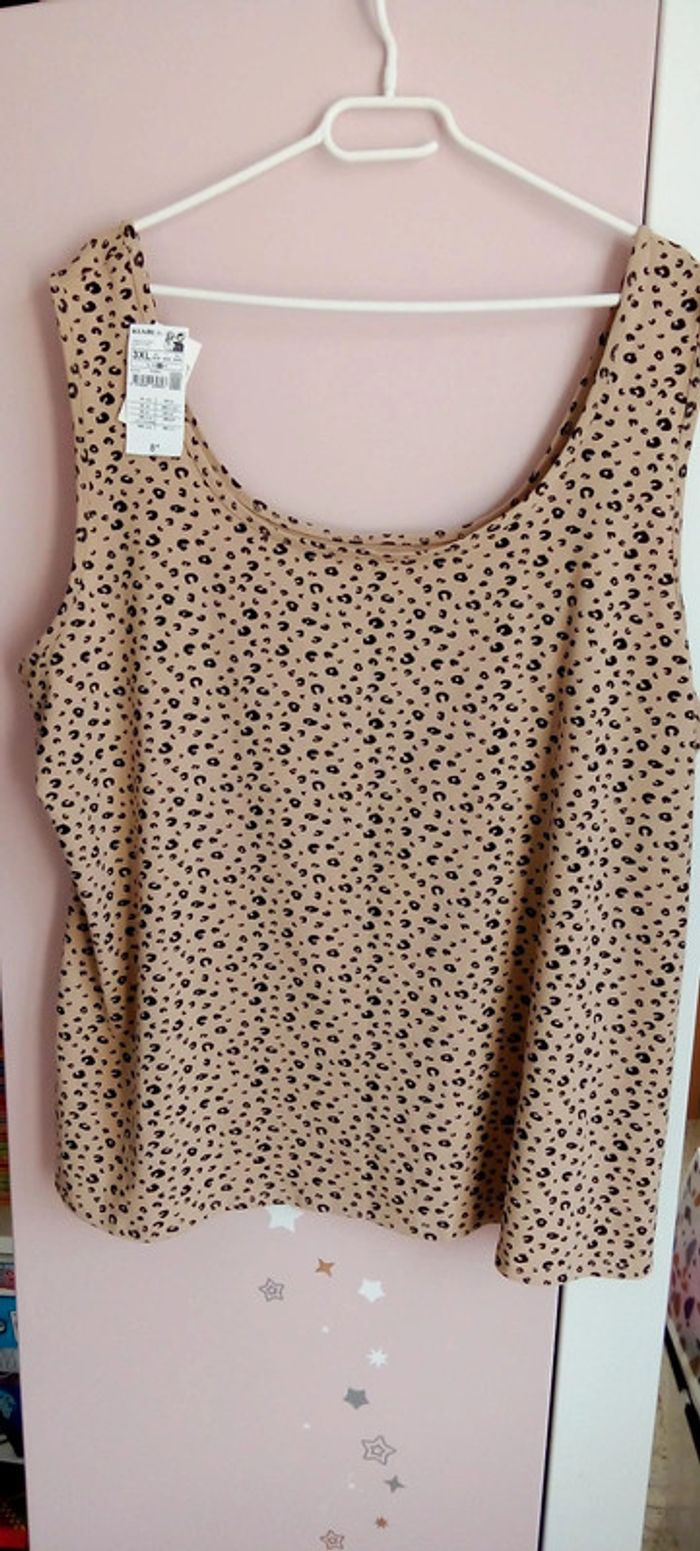 Débardeur 54-56. ( 3XL) beige à col rond avec imprimé fantaisie léopard noir