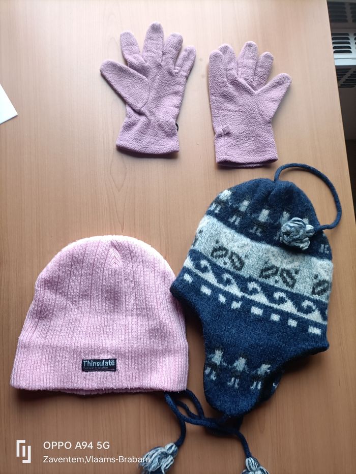 Lot de 2 bonnets rose et bleu et une paire de gants rose