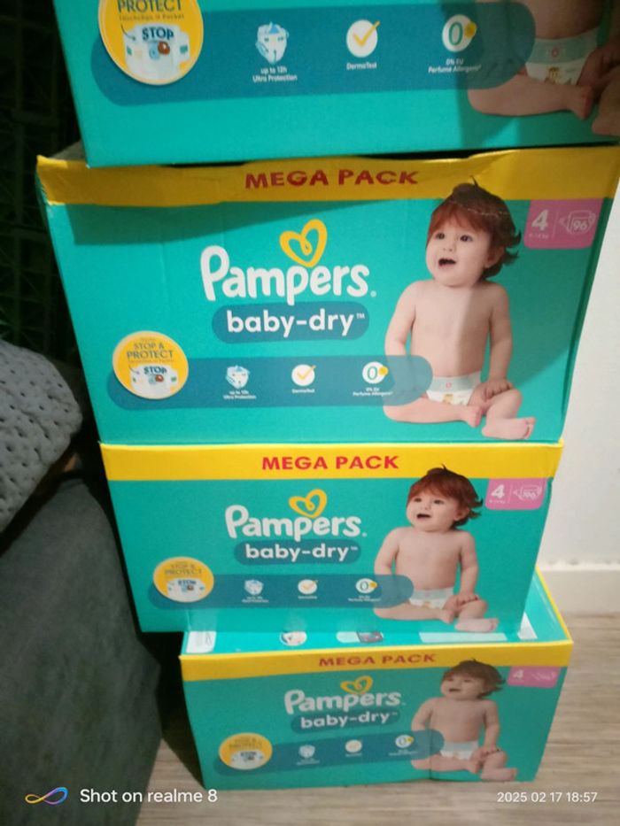 192 couche  baby dry taille 4 total 2 carton de 96 couches
