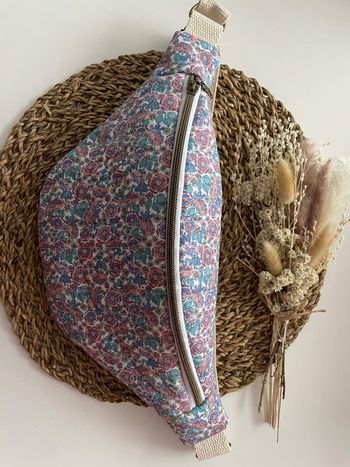 Sacoche banane fait main matelassée fleurie