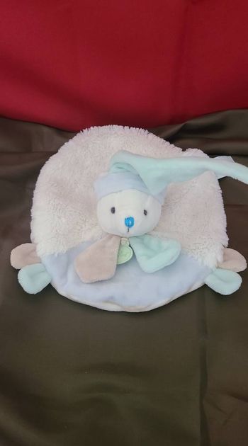 Ours BABY NAT doudou rond plat bleu, blanc et vert