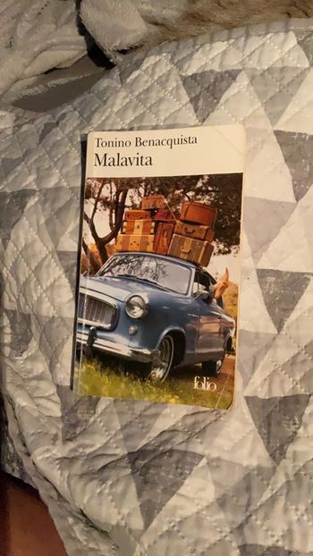 # Malavita Tonino Benacquista. )