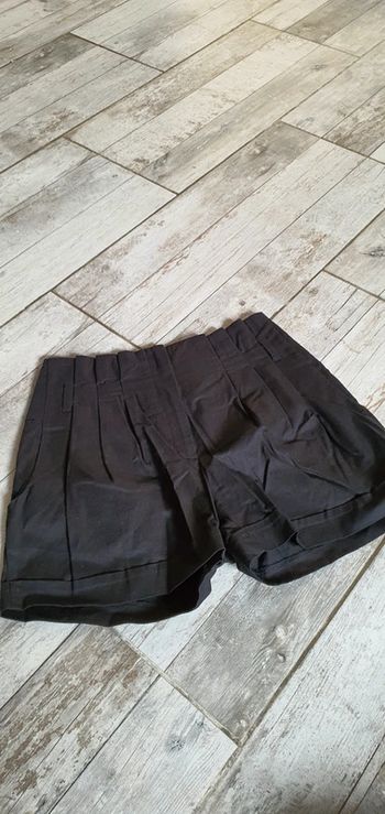 Très beau short de chez H&M taille 36 en très bon état 👌