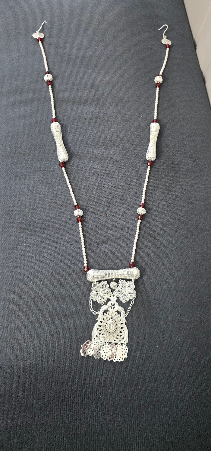 collier chaoui traditionnel skhab argenté et perles rouges et blanche - photo numéro 1