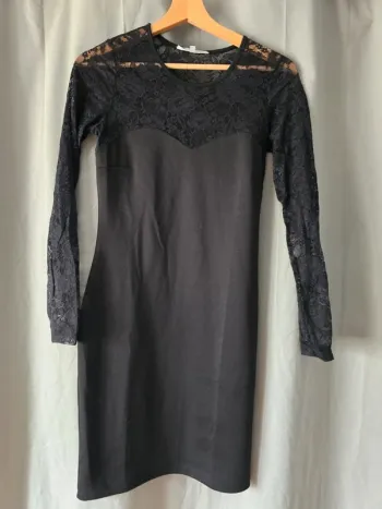 Robe noir avec manches dentelle