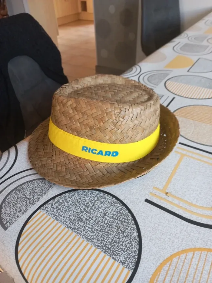 Un chapeau ricard modèle 1