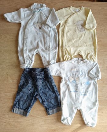 Lot pyjamas et jean 1 mois